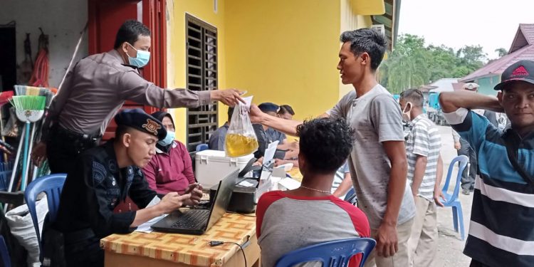 Polres Rohil Laksanakan Vaksinasi di Pasar Minggu Kepenghuluan Sekeladi