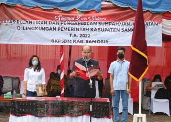 Wakil Bupati Samosir Melantik dan Mengambil Sumpah Janji 213 Kepala Sekolah