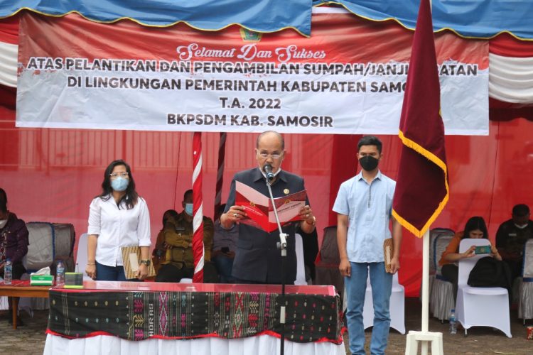 Wakil Bupati Samosir Melantik dan Mengambil Sumpah Janji 213 Kepala Sekolah