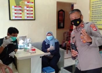Kapolsek Cipeundeuy Lakukan Pendampingan Vaksinasi Covid -19