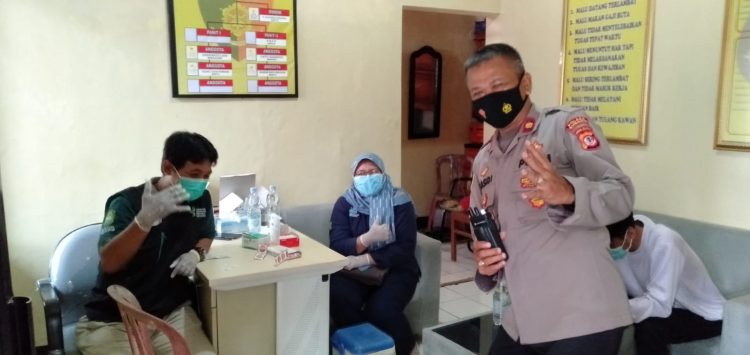 Kapolsek Cipeundeuy Lakukan Pendampingan Vaksinasi Covid -19