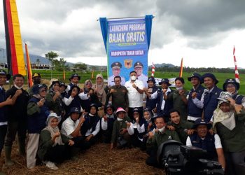 Bupati Tanah Datar dan Wakilnya, Launching Bajak Gratis, Petani Sambut Baik