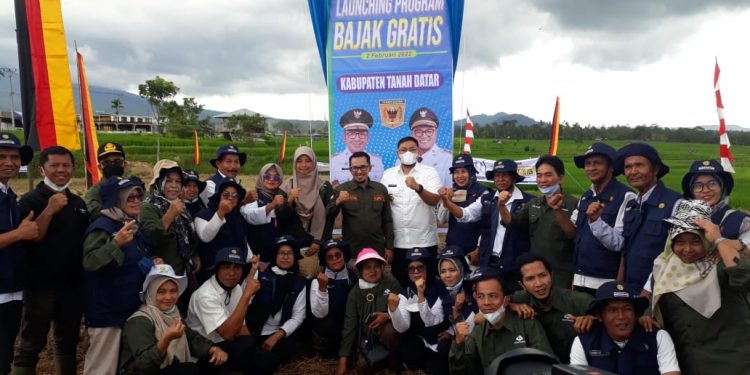 Bupati Tanah Datar dan Wakilnya, Launching Bajak Gratis, Petani Sambut Baik
