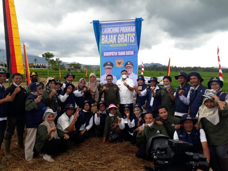 Bupati Tanah Datar dan Wakilnya, Launching Bajak Gratis, Petani Sambut Baik