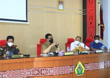 Bupati Samosir Pimpin Rapat Pembahasan Tindak Lanjut Pemindahan Makam dan Pembebasan Lahan Alur Tano Ponggol