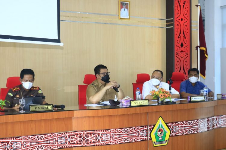 Bupati Samosir Pimpin Rapat Pembahasan Tindak Lanjut Pemindahan Makam dan Pembebasan Lahan Alur Tano Ponggol