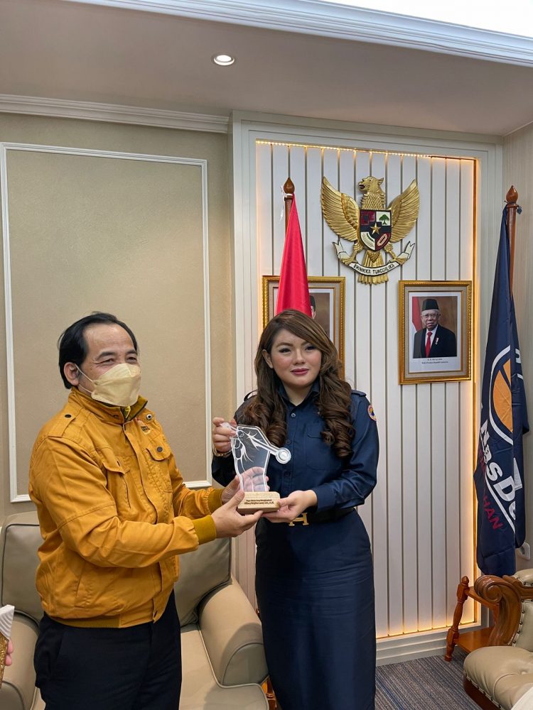 Apresiasi PEWARNA Indonesia Diberikan Kepada Anggota DPR RI Komisi I Termuda