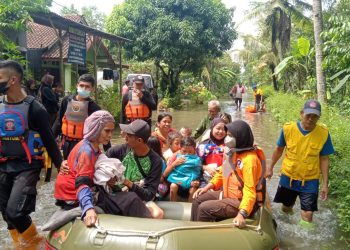 Pramuli Banyumas Bantu Evakuasi Korban Bencana Banjir di Plangkapan