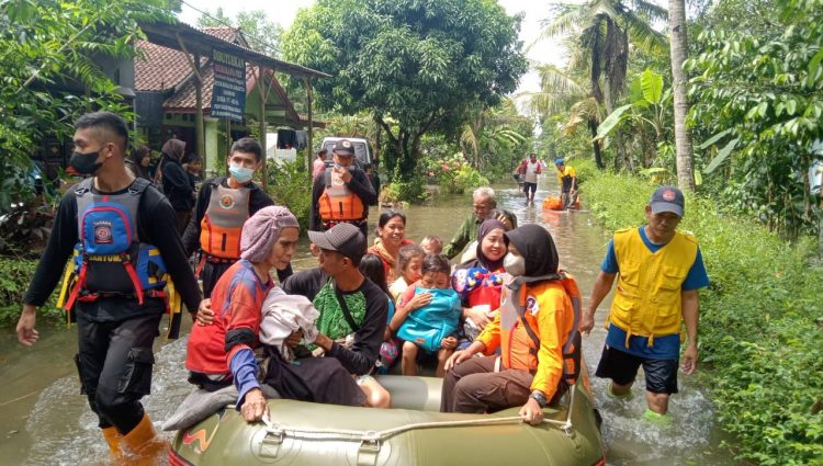 Pramuli Banyumas Bantu Evakuasi Korban Bencana Banjir di Plangkapan