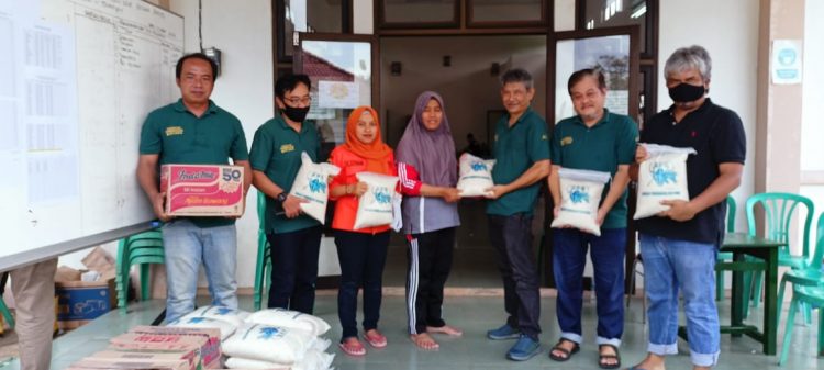 Asosiasi Perberasan Banyumas Serahkan Bantuan Untuk Korban Banjir Tambak dan Sumpiuh