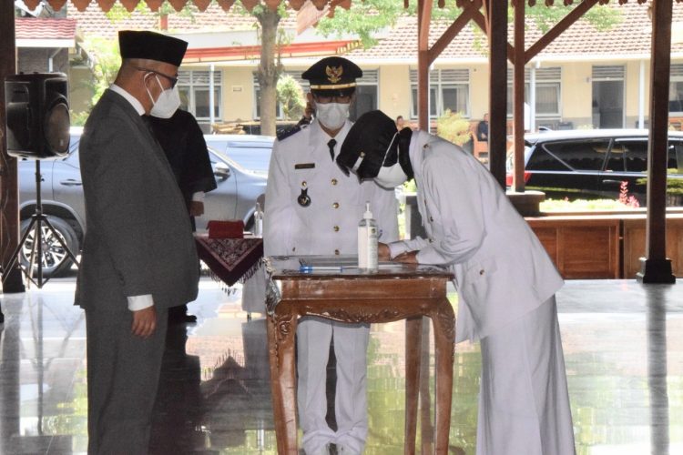 Bupati Banyumas Lantik Kepala Desa Kedungbanteng Antar Waktu
