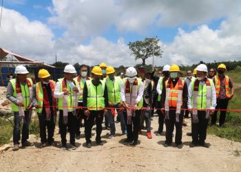 Gunting Pita Peresmian PT. Jogirama Batu Perkasa, Bupati Yakin Dapat Memberikan Dampak Positif Bagi Perekonomian di Kabupaten Samosir