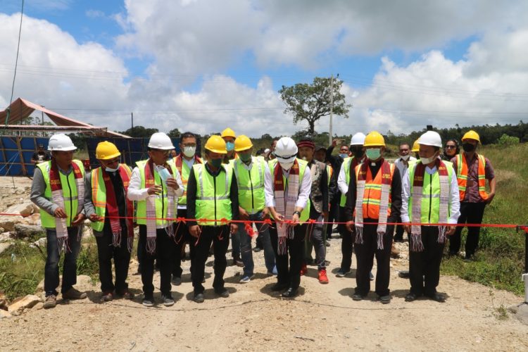 Gunting Pita Peresmian PT. Jogirama Batu Perkasa, Bupati Yakin Dapat Memberikan Dampak Positif Bagi Perekonomian di Kabupaten Samosir