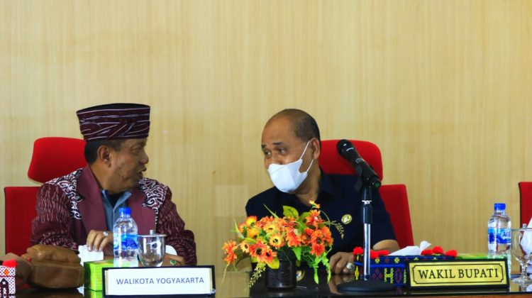 Walikota Yogyakarta Kunker ke Samosir, Tertarik Untuk Membangun Kampung Tapanuli di Yogya Sebagai Wadah Promosi dan Pameran UMKM Tapanuli