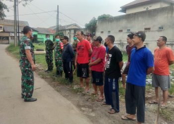 Koramil 04/Cikupa Bersama Warga Bergandengan Tangan Membersihkan Kampung Pancasila