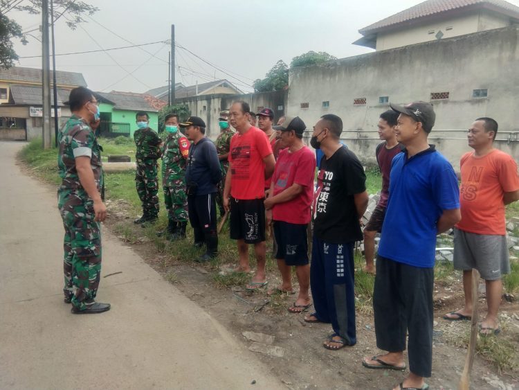 Koramil 04/Cikupa Bersama Warga Bergandengan Tangan Membersihkan Kampung Pancasila