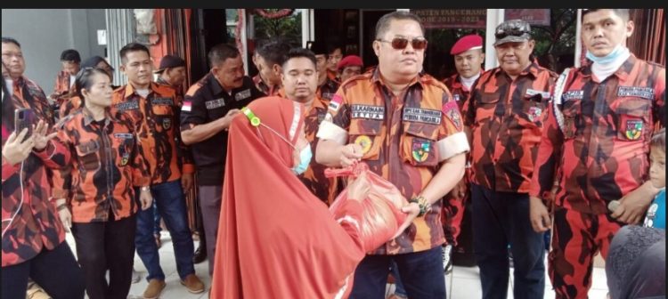 Jelang Ramadhan Ketua MPC PP Kabupaten Tangerang Bagikan Sembako Kepada Warga Terdampak Covid -19