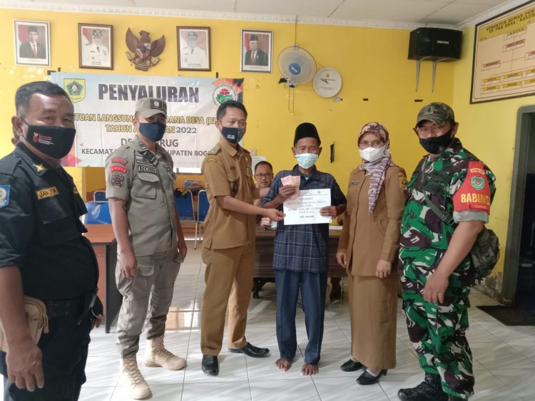 Pemdes Curug Kecamatan Jasinga Kabupaten Bogor, Salurkan Dana BLT – DD ke 149 KPM Seakaligus  Vaksinasi Covid -19