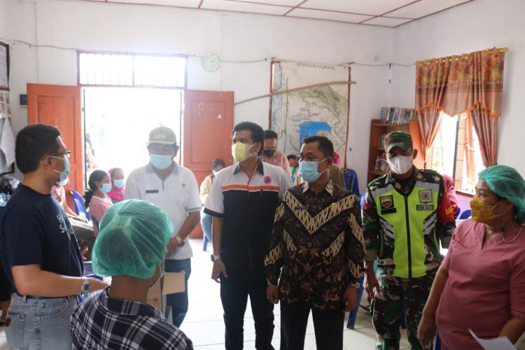 Dorong Percepatan Vaksinasi, Sekdakab Samosir Monitoring Pelaksanaan Vaksinasi di Sejumlah Lokasi 