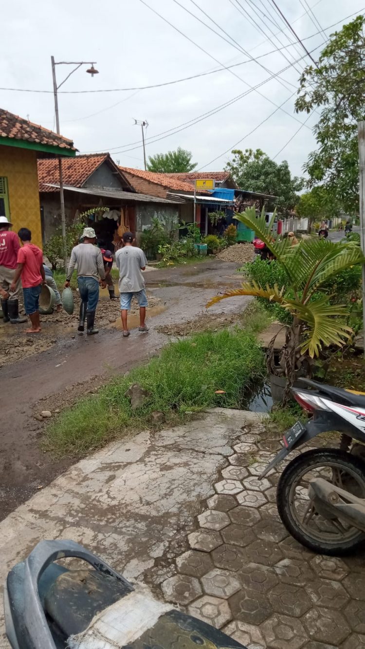 Pemdes Jagapura Kulon Menanggapi Aspirasi Warga, Lakukan Pengerasan Jalan Kabupaten