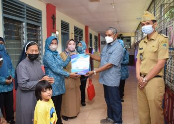 Peringatan HKG ke-50 Tahun 2022, Ketua TP PKK Kabupaten Banyumas Serahkan 10 Akta & KIA Bagi Anak Panti Asuhan Bunda Serayu