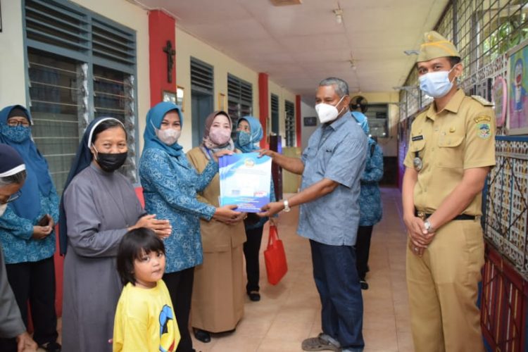 Peringatan HKG ke-50 Tahun 2022, Ketua TP PKK Kabupaten Banyumas Serahkan 10 Akta & KIA Bagi Anak Panti Asuhan Bunda Serayu