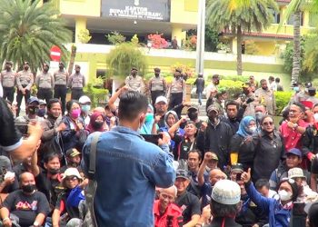 Ratusan Wartawan dan LSM Gelar Aksi Damai di Depan Kantor Bupati Tangerang ” Tuntut LTS di Beri Sanksi Tegas”