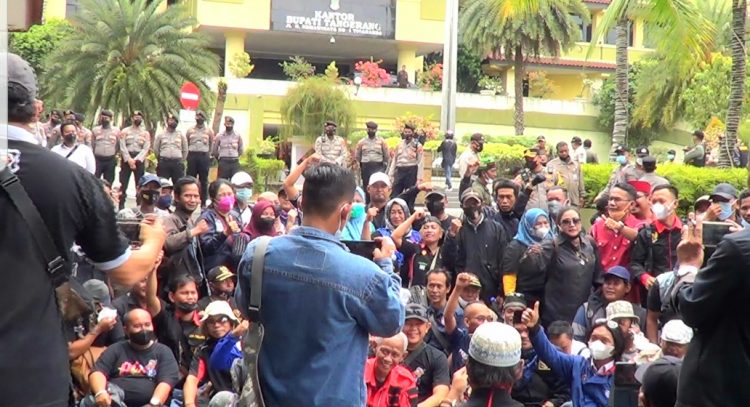 Ratusan Wartawan dan LSM Gelar Aksi Damai di Depan Kantor Bupati Tangerang ” Tuntut LTS di Beri Sanksi Tegas”