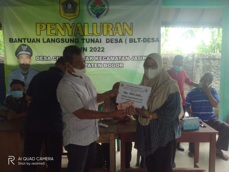 Desa Cikopomayak Bagikan BLT – DD Bulan Januari sd Maret Tahun 2022, ke 138 KPM