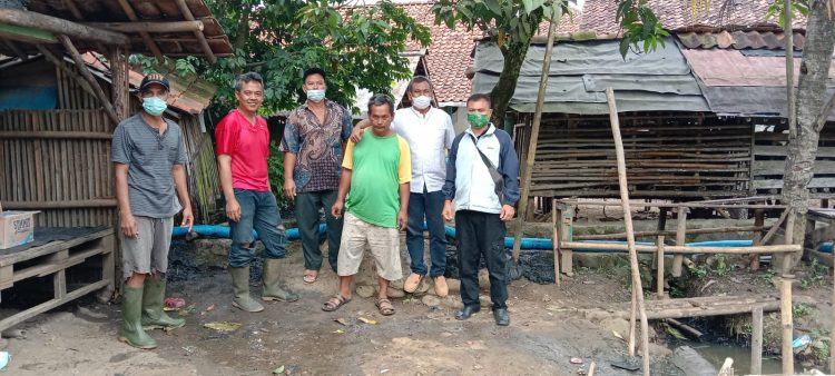 Kades & Warga Desa Cikopomayak Rutin Adakan Gotong Royong, Ciptakan Lingkungan Bersih