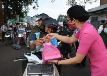 Kapolres Kuningan Bersama Ibu Ketua Bhayangkari Cabang Kuningan Bagikan Takjil