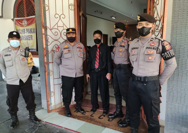 Polres Kuningan Giat Melakukan Pengamanan di Sejumlah Gereja
