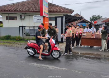 DKR Kedungbanteng Bersama SMK Wiworotomo Bagi-bagi Takjil
