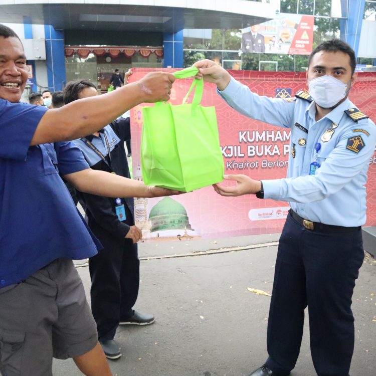 Kumham Banten Berbagi Takjil Buka Puasa Ramadan 443 H