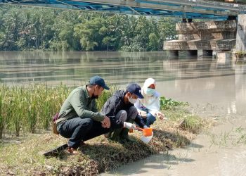 Dinas Lingkungan Hidup Kabupaten Banyumas Periksa Kwalitas Air Sungai Serayu