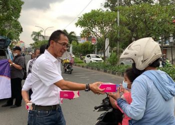 Ketua Peradi Karawang Turun ke Jalan, Berbagi Takjil ke Pengendara