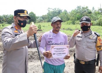 Peduli Masyarakat Kurang Mampu, Polres Rokan Hilir Serahkan Zakat Profesi