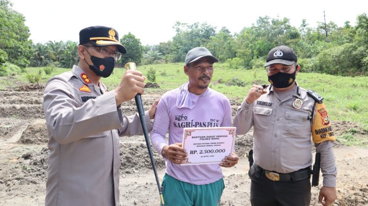 Peduli Masyarakat Kurang Mampu, Polres Rokan Hilir Serahkan Zakat Profesi