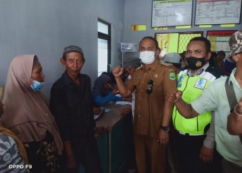 Desa Mandalawangi Kerjasam Dengan Puskesman Bagikan BPNT Sekaligus Vasinasi