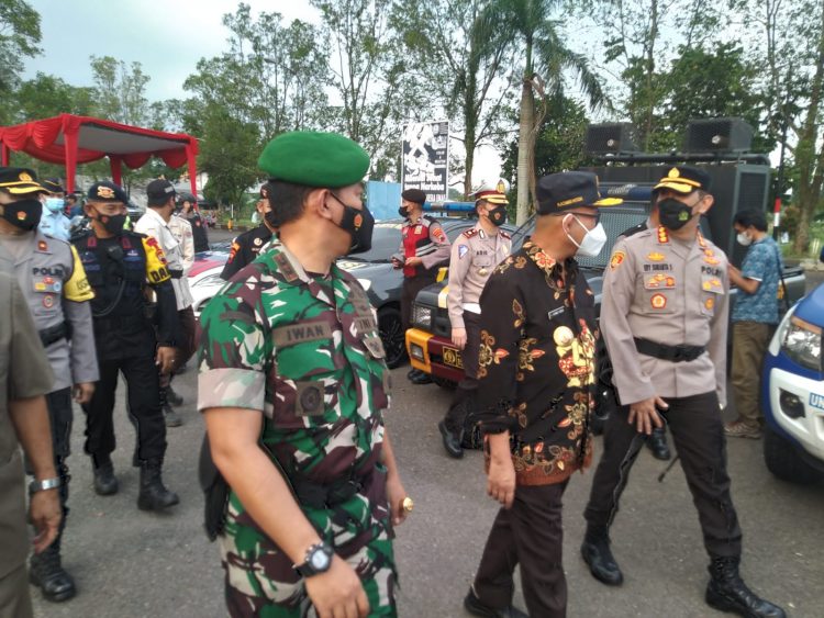 Bupati Husein Pimpin Apel Gelar Pasukan Operasi Ketupat Candi 2022 Polres Banyumas