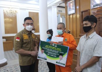 Dibagikan Wagub Andika, THR Dari Zakat ASN Total Rp2,4 M Untuk 2.400 Pegawai Tak Tetap