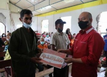 Bupati Taput Berikan Bantuan Kepada Korban Bencana Alam