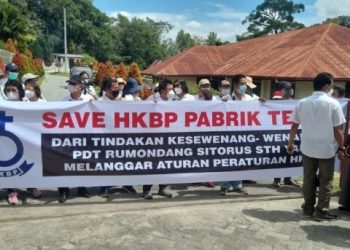 Parhalado dan Jemaat HKBP Pabrik Tenun Aksi Demo di Kantor Pusat Pearaja Tarutung
