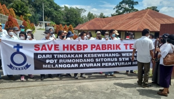 Parhalado dan Jemaat HKBP Pabrik Tenun Aksi Demo di Kantor Pusat Pearaja Tarutung