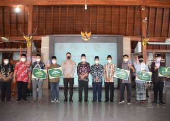 Bupati Husein Serahkan Hadiah Lomba Adzan Virtual Pesona Banyumas 2022