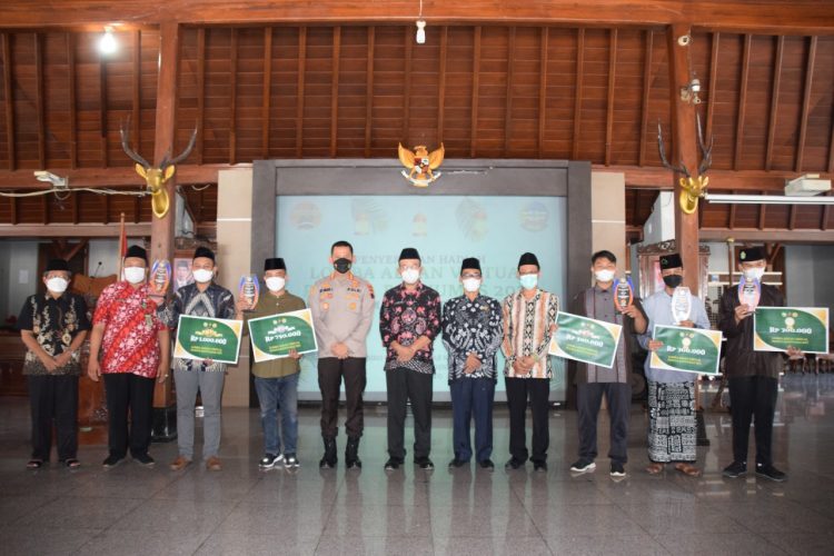 Bupati Husein Serahkan Hadiah Lomba Adzan Virtual Pesona Banyumas 2022