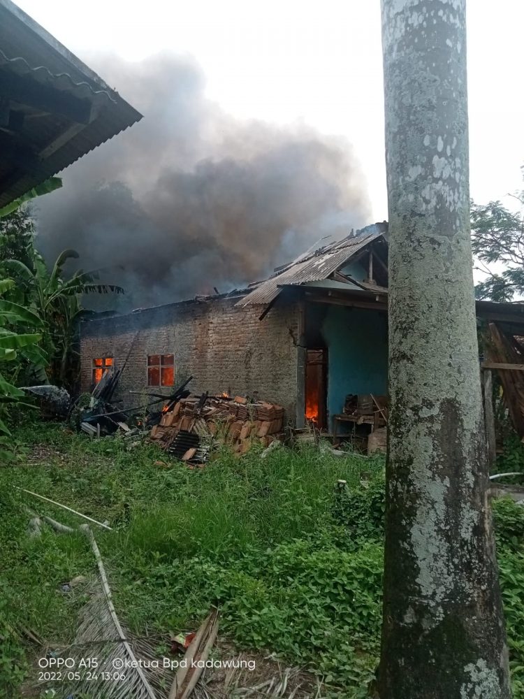 Rumah Terbakar di Kampung Sukamantri Desa Kadawung, Diduga Karna Korsleting Listrik