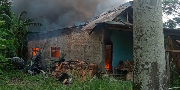 Rumah Terbakar di Kampung Sukamantri Desa Kadawung, Diduga Karna Korsleting Listrik