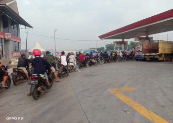 Antrian R2 dan R4 Memanjang Untuk Mengisi Pertalite di SPBU  Pertamina 31.41.201 Ciasem Hilir Pantura Subang, Ada Apa ?