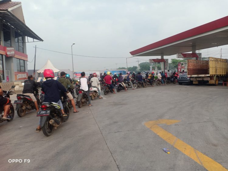 Antrian R2 dan R4 Memanjang Untuk Mengisi Pertalite di SPBU  Pertamina 31.41.201 Ciasem Hilir Pantura Subang, Ada Apa ?